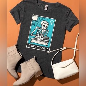 Women’s The Reader Tatot Card Shirt. Large. Like New.